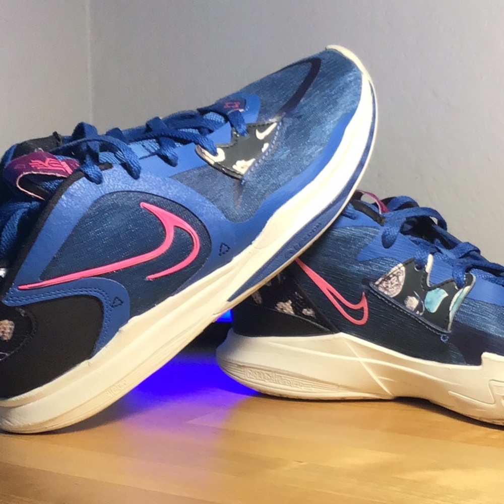 Kyrie Blue and Pink basketball shoes size 9🔥🏀